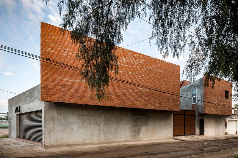 La Ganadera / Cubo Rojo Arquitectura